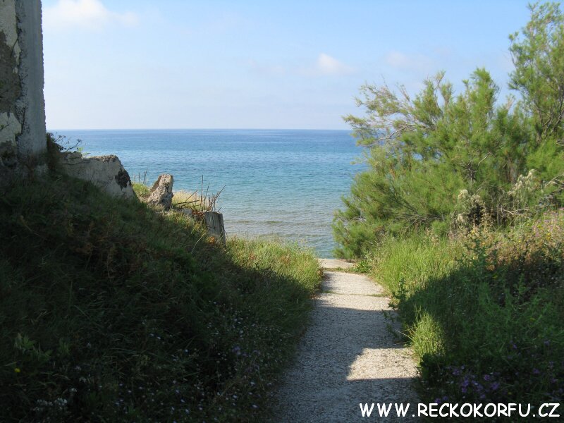 Cesta k pláži naproti hotelu Golden Sands - Řecko Korfu